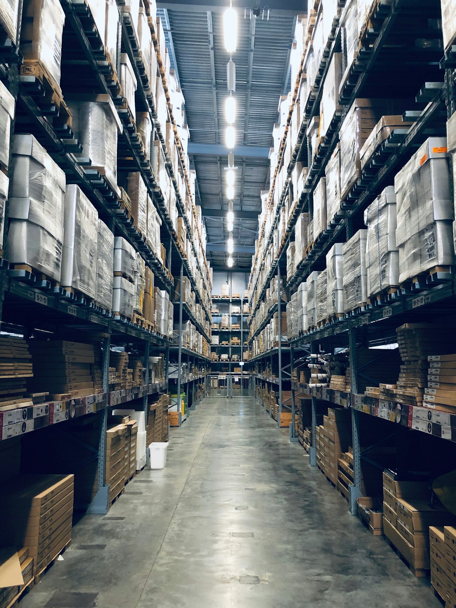 Nave de almacén con estanterías y cajas paletizadas
