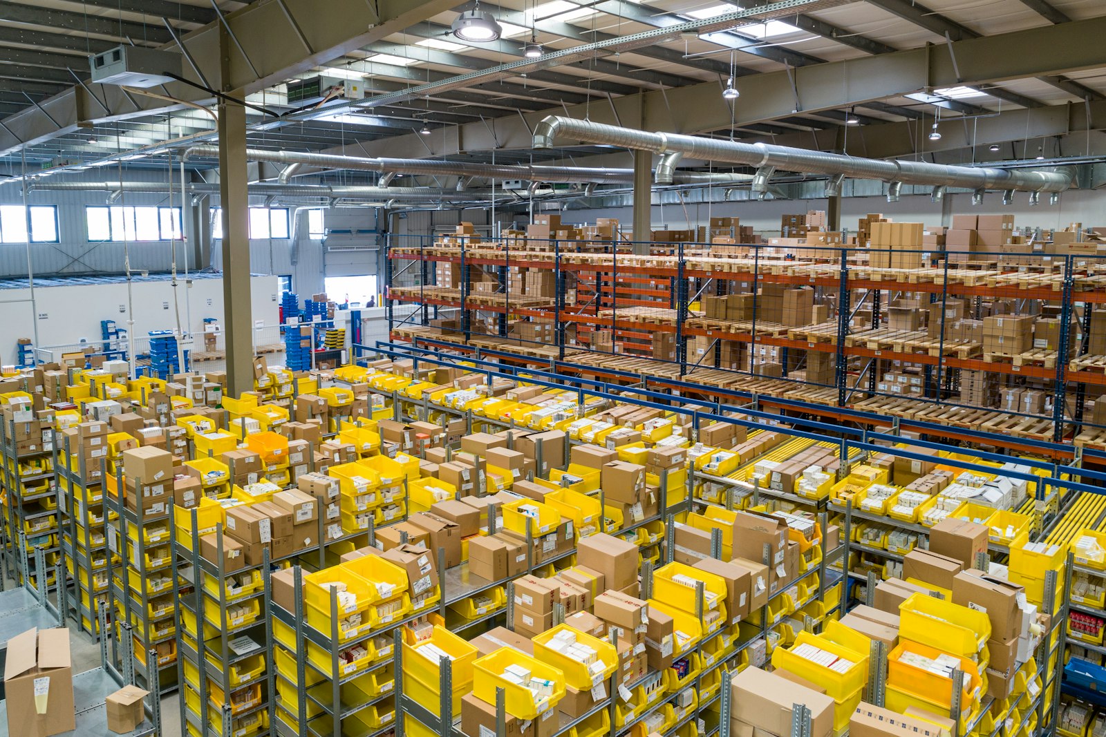 Almacén con estanterías y cajas preparadas para la distribución
