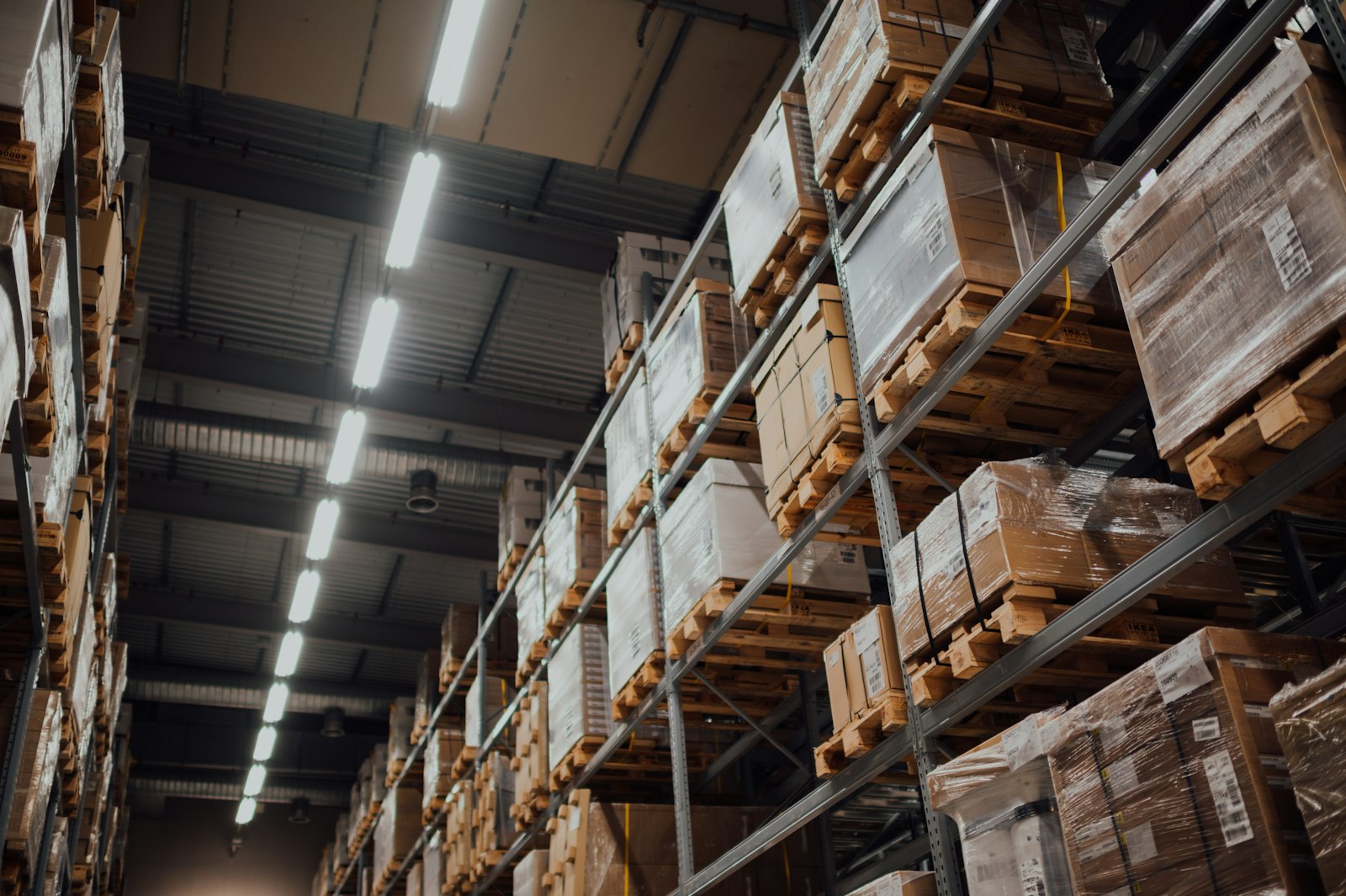 Palés de mercancía envueltos y preparados para su distribución